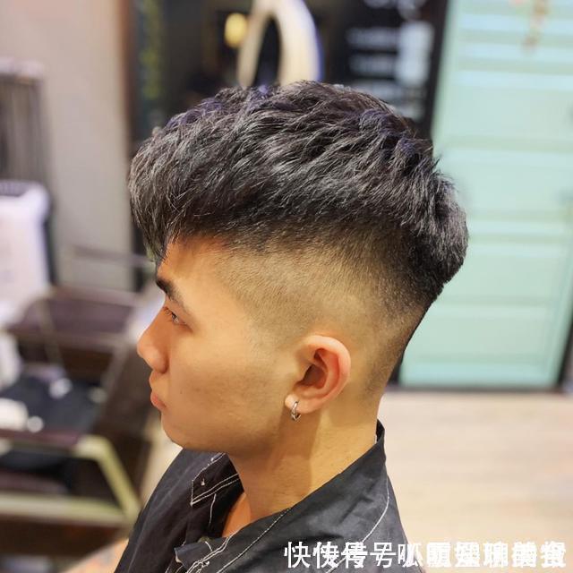 有型|男生头发长了别留“锅盖头”,试试这3款潮流发型,剪完帅气有型