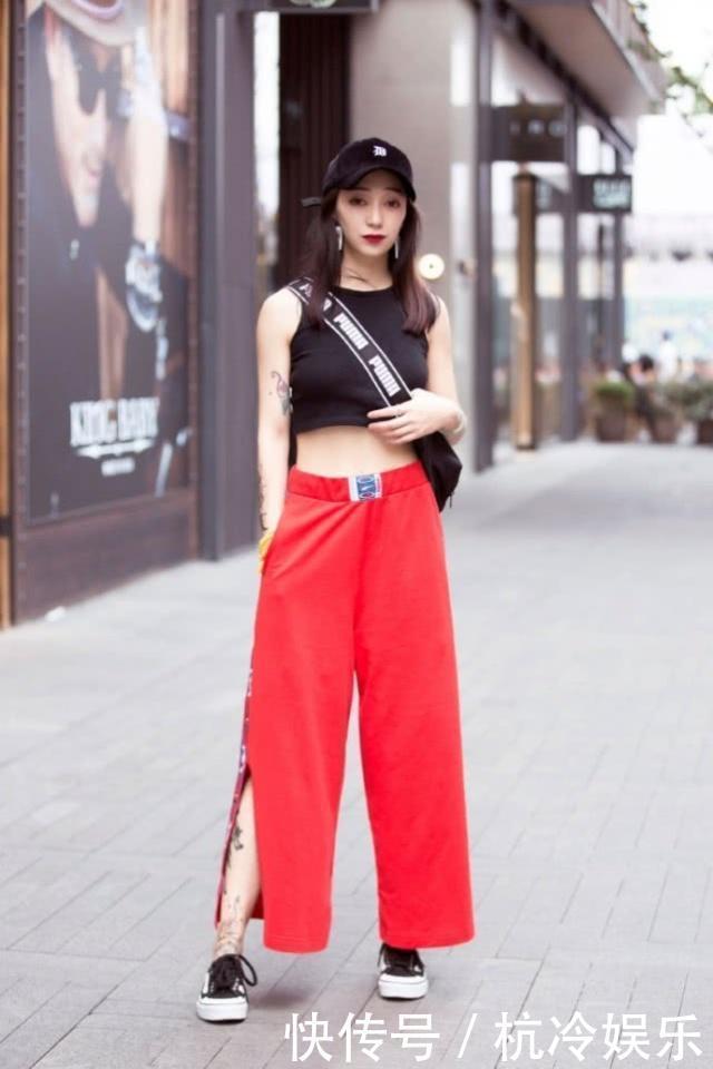 街拍时髦气质的美女,格子裤搭配短袖,高贵中不失甜美的气息