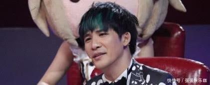 万物生 蒙面唱将最无辜的歌手,演唱时观众评委不理会,摘下面具全场失控