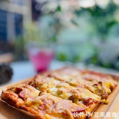 完美复刻比披萨店还好吃的脆皮肠鸡胸肉双拼披萨