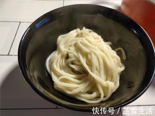 口感|葱油拌面原来这么简单，这么做口感筋道一点也不坨，一周也吃不够