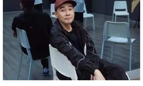 54歲陳小春改寫了他的結局，《哥哥》排名第一，為翻紅曾改名催運