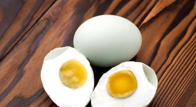 腌咸鸭蛋时，只加盐就错了，多加点“它”，蛋黄流油，蛋白软糯