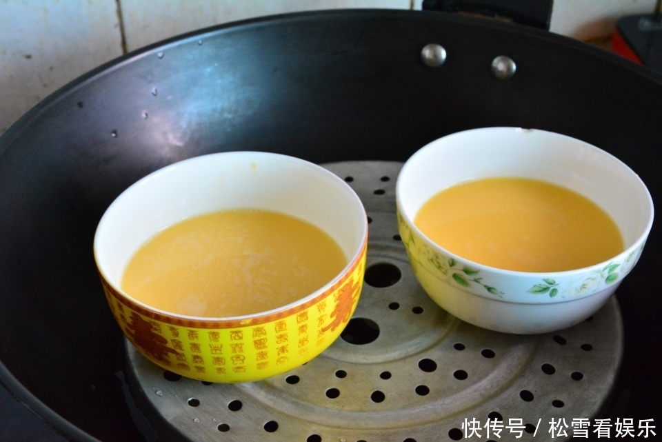 分钟|鸡汤代替盐,勺子撇浮沫,隔水6分钟后蒸出来鸡蛋最是完美