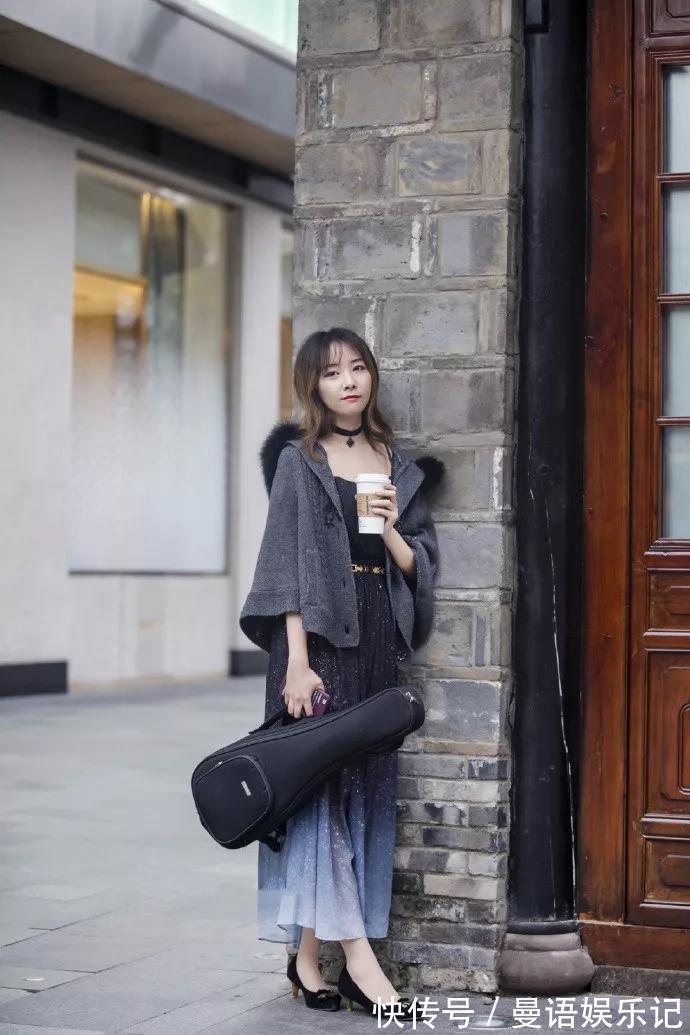 美女 美女脚上搭配一双浅色系的高跟鞋,轻松打造出时尚前卫的感觉