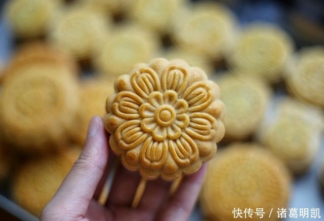 蛋黄|广式月饼还是喜欢这配方,蛋黄油润咸香,饼皮松软可口,味道大赞
