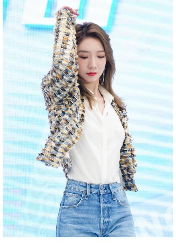 黑色系|真服了孟美岐，藍色膠布綁腳上當(dāng)鞋子穿，這誰模仿得來