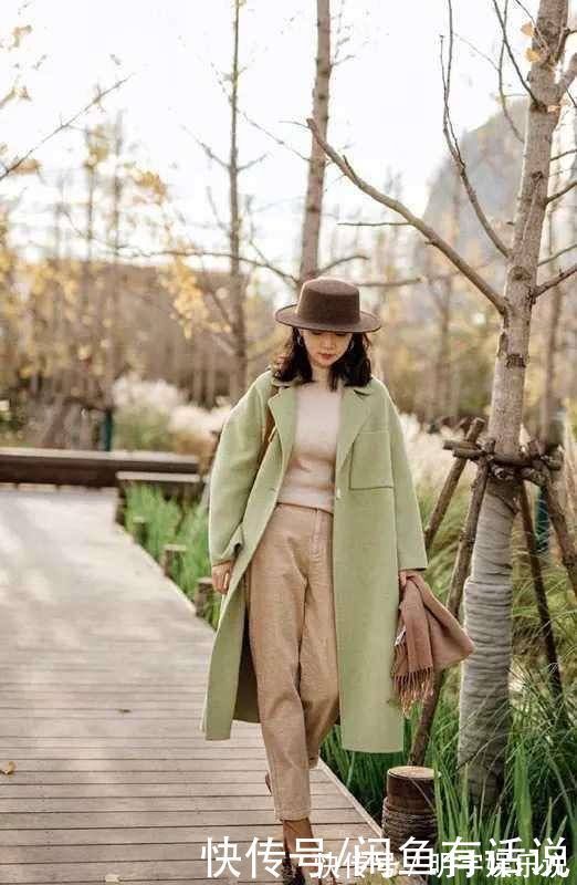街拍 冬天别只知道羽绒服,穿大衣才高级更显气质,看看三木博主就知道