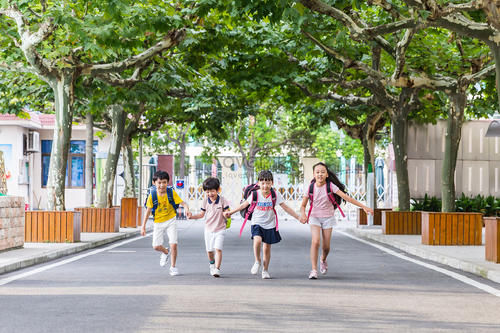 孩儿|神仙友情！俩萌娃甜蜜“相拥”上课，网友笑翻：女孩爸爸血压飙升