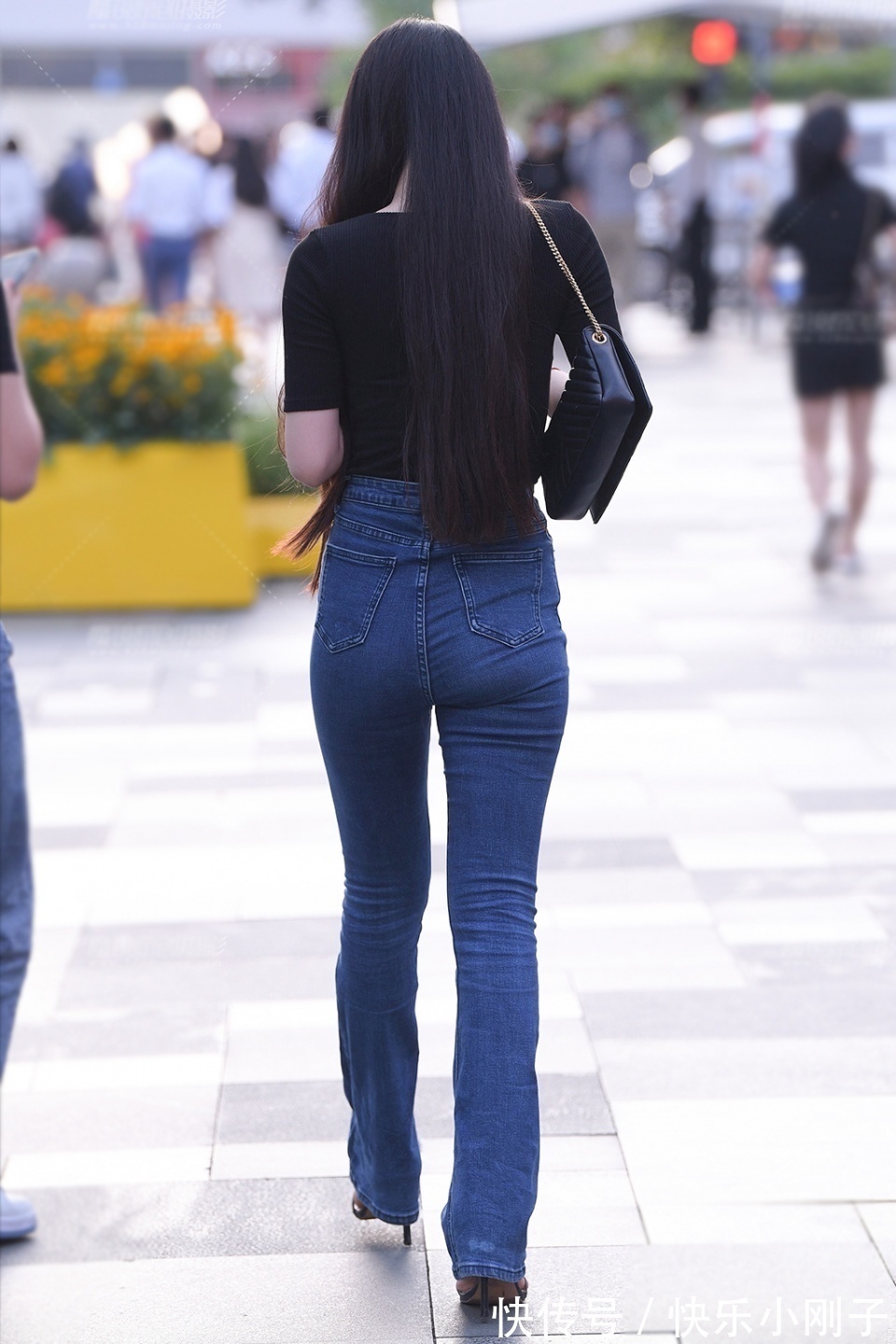 短袖衫 一款深蓝色的牛仔搭配黑色的短袖衫,简约又大方,美的清新又时尚