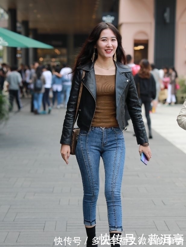 气质|街拍:气质风韵紧身牛仔裤,漂亮长发美眉!