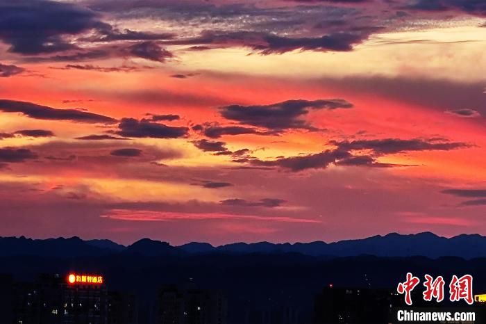 宜昌|湖北宜昌现“晚霞夕照图”