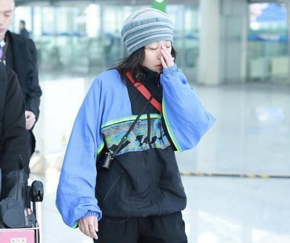 机场|太酷了!窦靖童头顶包装一条“毛巾”出现在机场,与王菲大不相同!