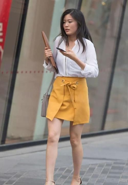 搭配 白色真丝衬衫,搭配灰色包臀裙显得清新唯美,高级感十足