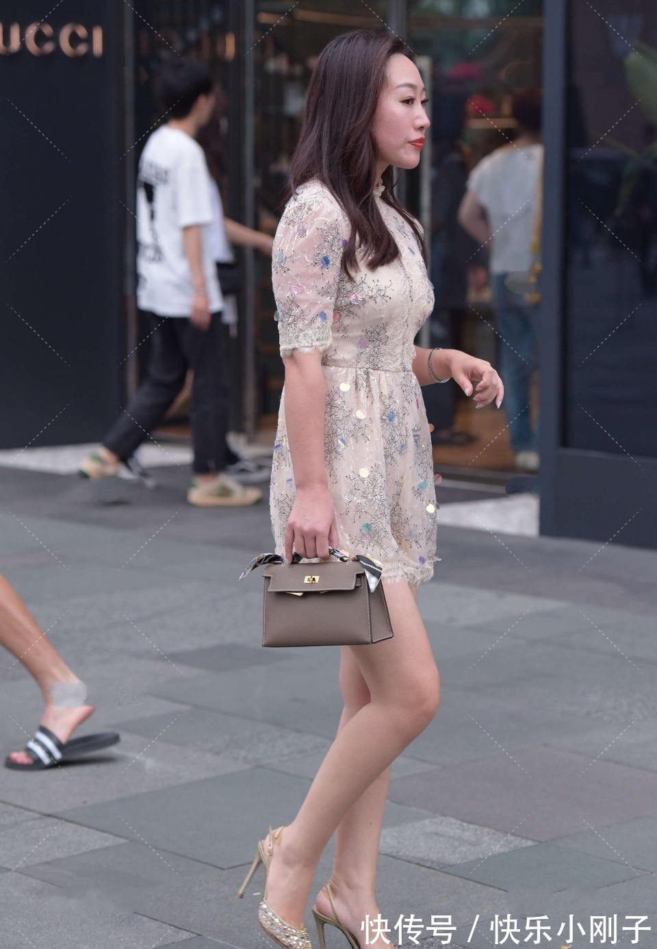 小姐姐|这种微胖身材应该不少人喜欢吧，小姐姐的样子，是我见过最漂亮的