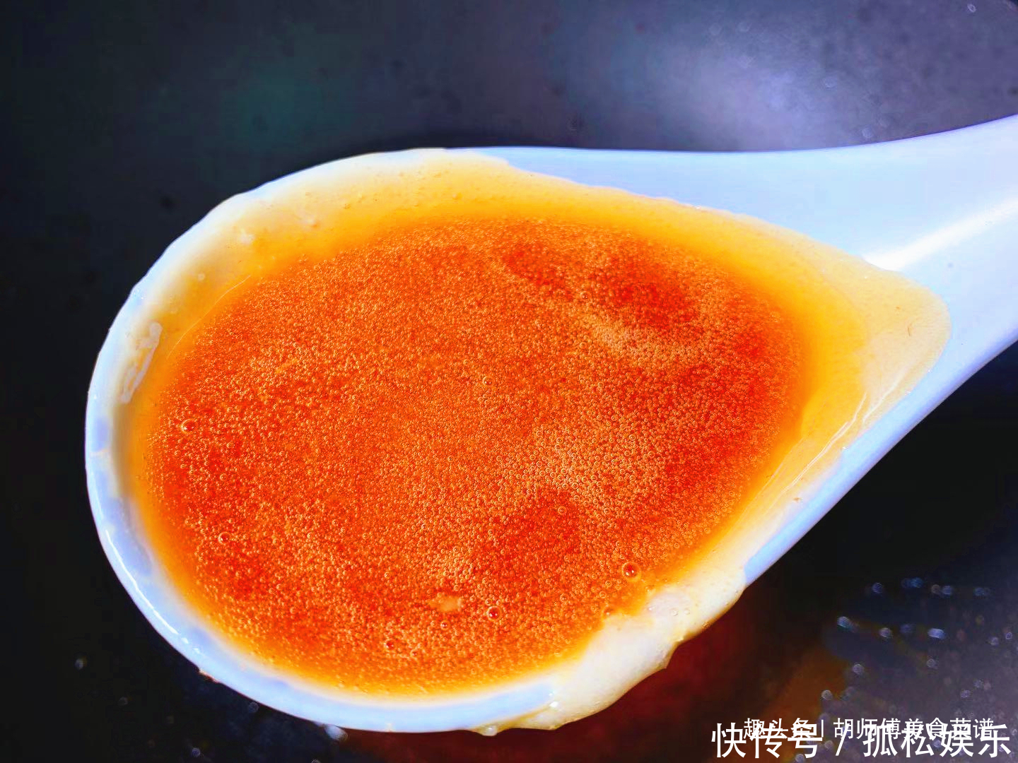 炒糖色时,冰糖直接炒就错了!厨师长教您一绝招,糖色不苦更红亮