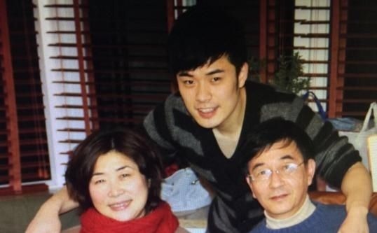 合影|爸爸和双胞胎儿子时隔20年再合影,引人感慨妈妈的基因被挤没了