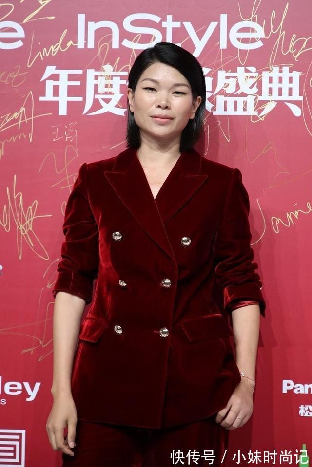 丝绒西装|吕燕真不愧是超模!身穿酒红色丝绒西装精致高级,气场十足