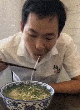 |搞笑GIF：看这熟练的程度 她们肯定不是第一次了