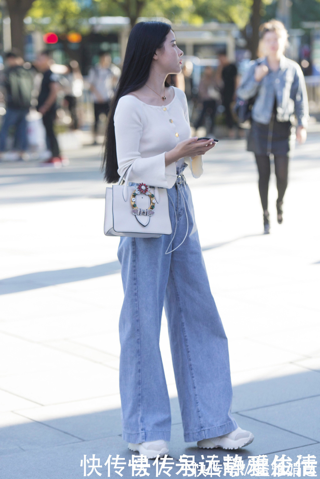 显高显瘦|初夏穿搭选择牛仔阔腿裤，显高显瘦，让造型更显靓丽出众