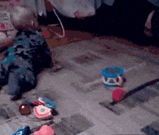 |搞笑GIF：这位哥们厉害了，摔倒了还能跑这么快