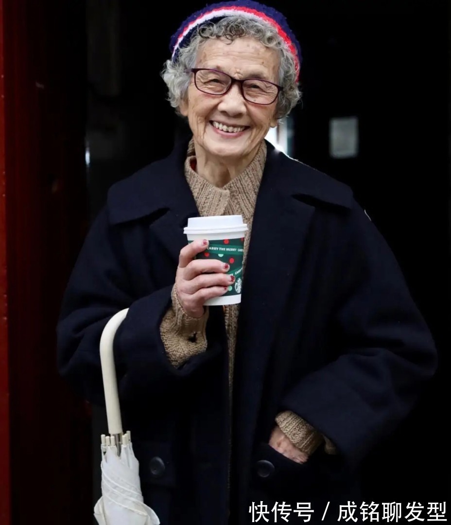 色调|年过古稀也“臭美”,这位奶奶的穿搭堪称老年楷模,自然淳朴真实