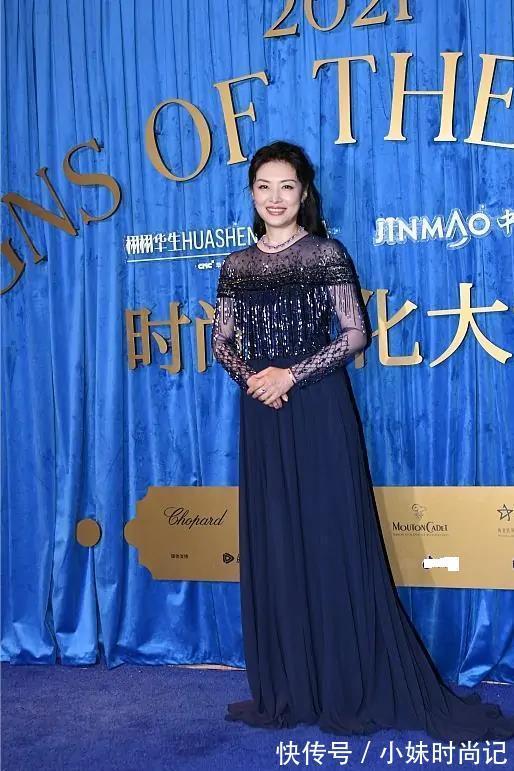 高贵|周涛不愧是主持界“一姐”,穿深蓝流苏礼裙高贵典雅,气质真绝