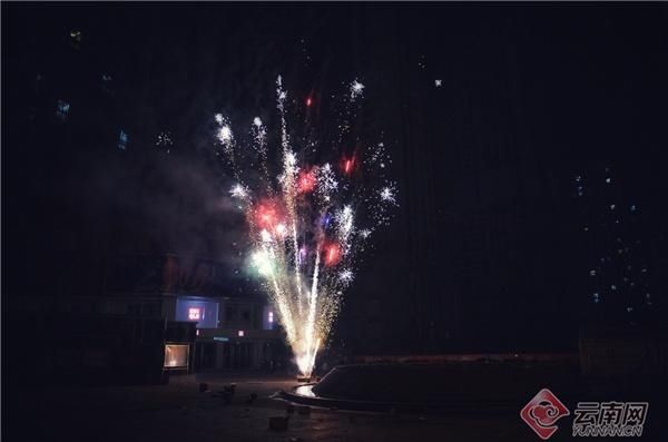 中年|爆竹声中一岁除，春城各地烟花迎春节