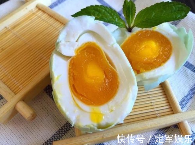 成熟|自制咸鸭蛋，只需2样调料，10天就成熟，半月蛋黄起沙出油，真香