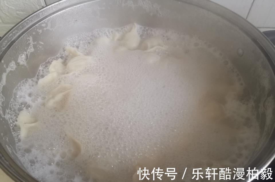 花生油|夏天吃饺子这馅真好吃，皮薄馅大汤汁四溢，出锅连吃40个真过瘾