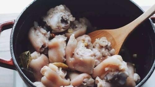 炖猪蹄时,最忌直接焯水,教你正确做法,猪蹄软糯好吃,没腥臭味