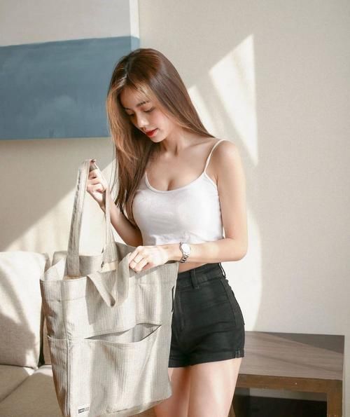 颜值 身材娇小的马来西亚女生,这几套居家穿搭,秀出了性感女人味