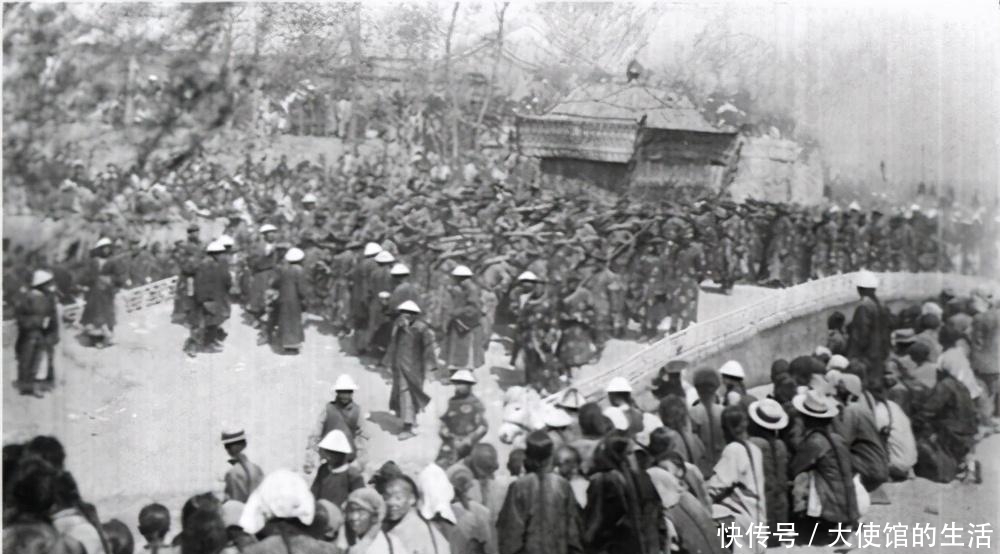 心疼|光绪年间老照片：小孩饿死街头，女子“三寸金莲”看着心疼