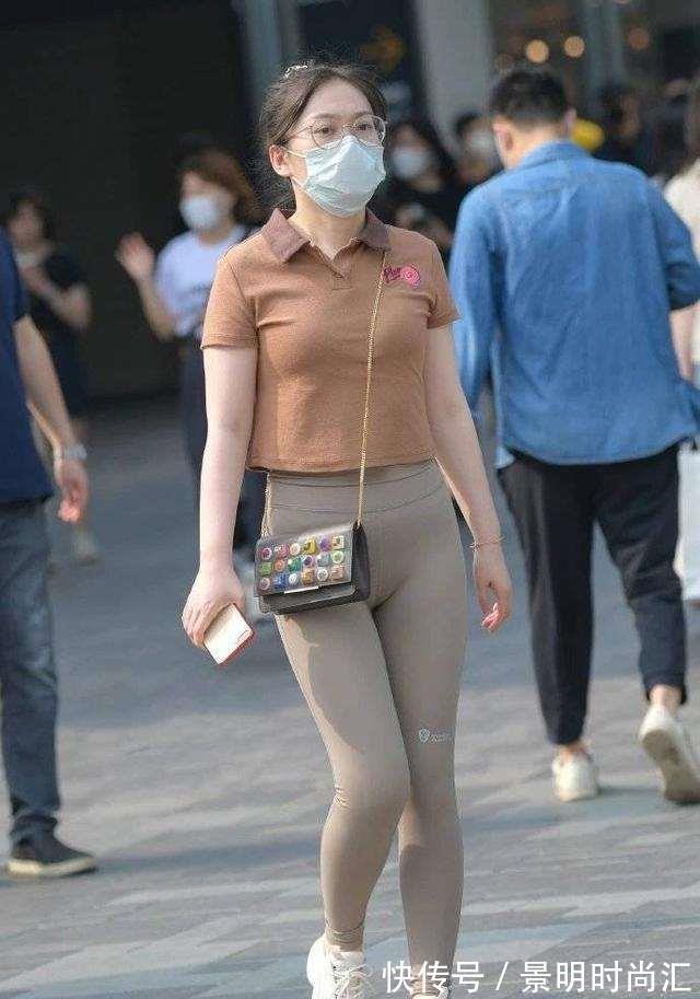 性感 瑜伽裤穿搭选择野性性感,很经典的款式,值得一试