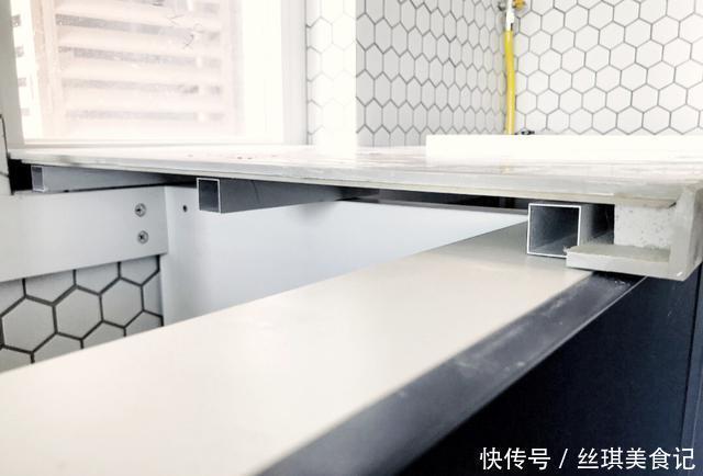 食品级|厨房别再贴瓷砖了,这种新型替代材料,看着高级还耐脏