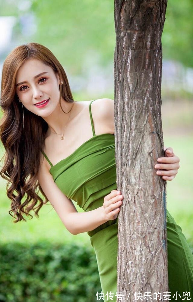 时髦|绿色吊带连衣裙，尽显时髦和优雅，很是减龄