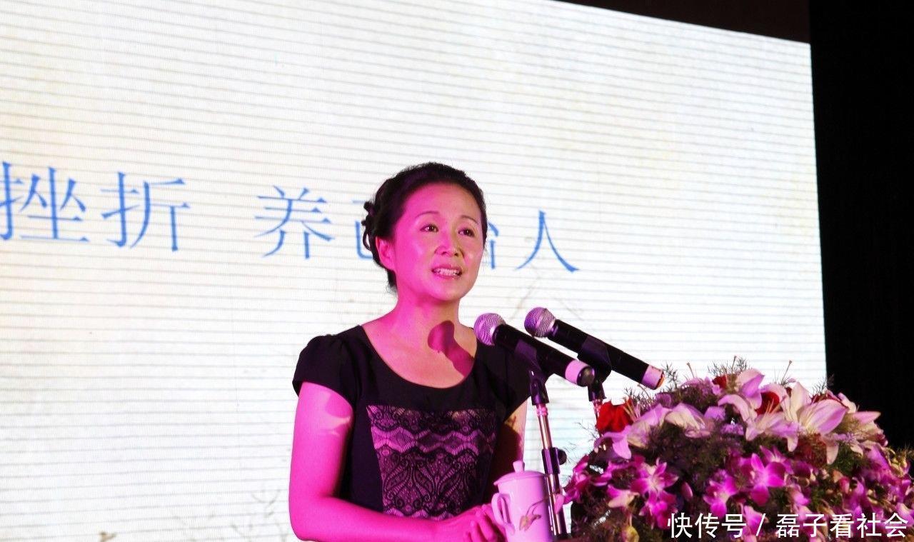 曾和孟非、乐嘉同台把关,家庭幸福还有一女儿,知名情感导师黄菡