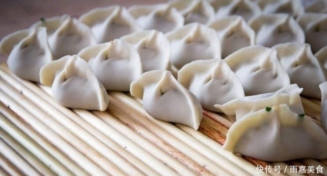 拌猪肉饺子馅时,加水万万不可,省掉这一步,饺子馅更鲜更嫩