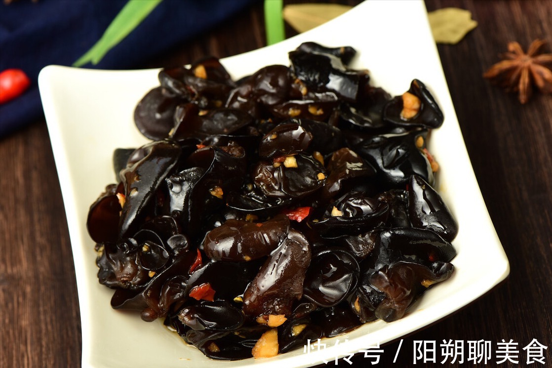 凉拌木耳|泡木耳,用冷水还是热水都不对,大厨教你2招,泡得又快又干净