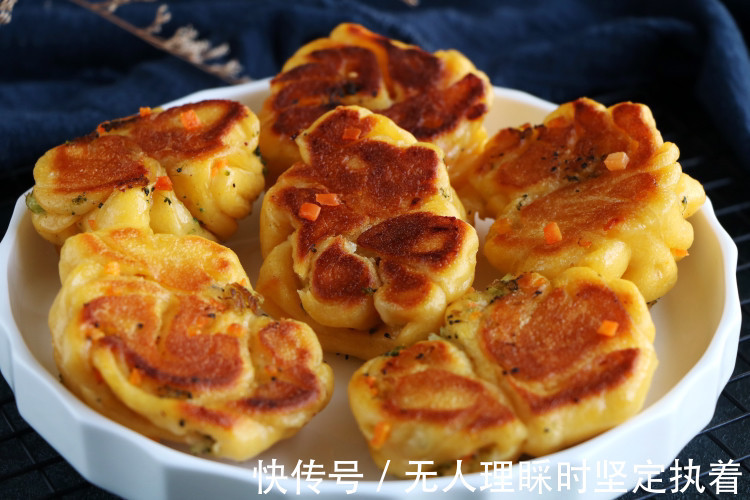 酥脆|冬天给女儿做了这早餐，松软酥脆，上桌就吃3个，隔三差五做一锅