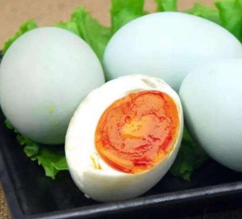 咸鸭蛋|经常吃咸鸭蛋对身体健康是好是坏什么人不能多吃今天告诉你