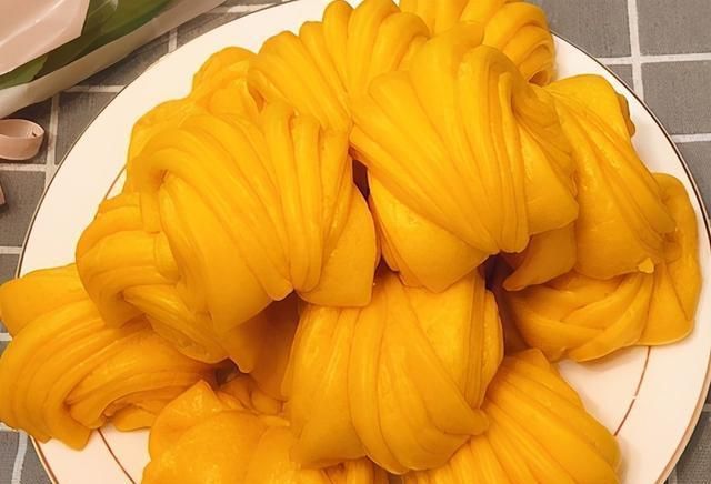 搞定|胡萝卜花卷家常做法,用一根筷子就能搞定,暄软层次还多
