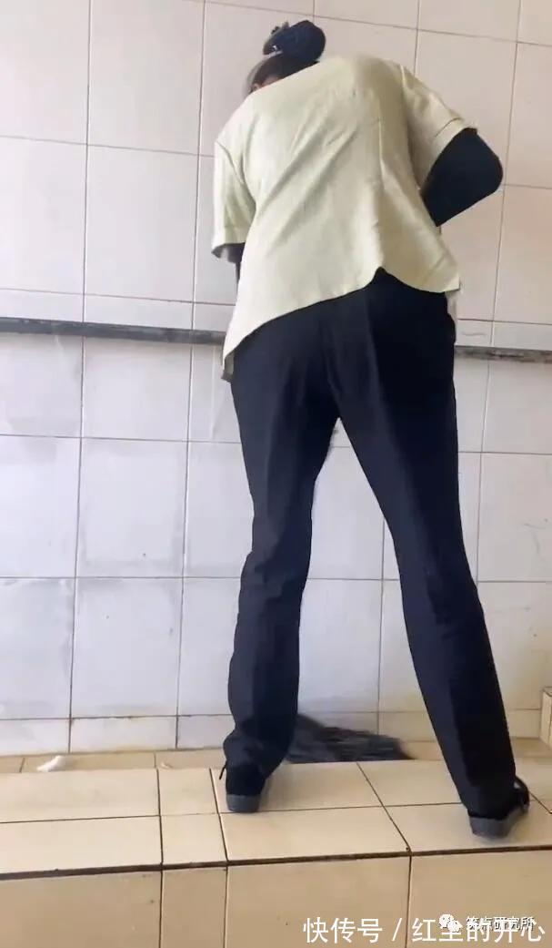 |搞笑趣图:犯错被抓到不仅要处罚,还得拍这种照多尴尬