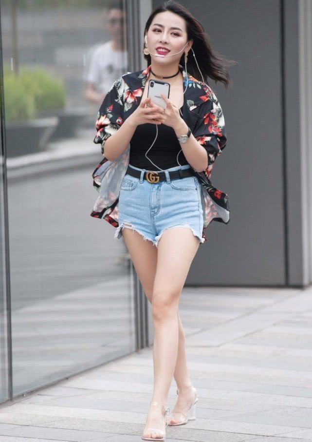 小姐姐|街拍休闲的绿色，小姐姐也是能穿出松紧美裙的效果，羡慕了