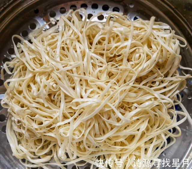 一溪月|芹菜肉丝炒面,油润鲜香,好吃极了!