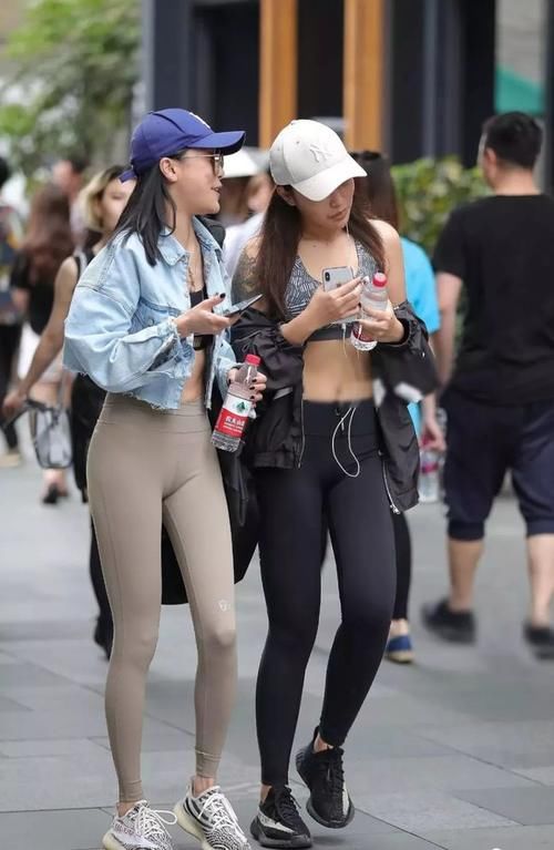 小蛮腰|露脐装搭配瑜伽裤，小姐姐的修身版型线条明显，这身材太勾人