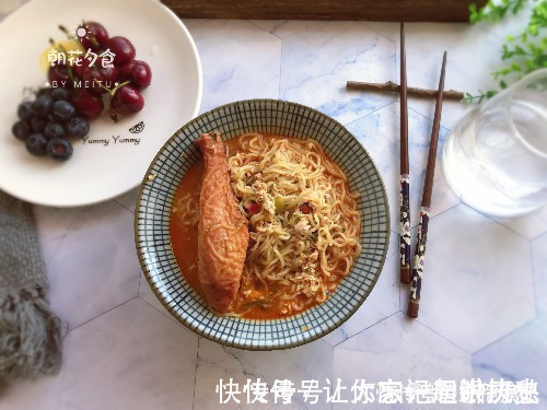 老奶奶|泡面究竟是泡着吃？还是煮着吃？看一卖十几年泡面的老奶奶怎么做