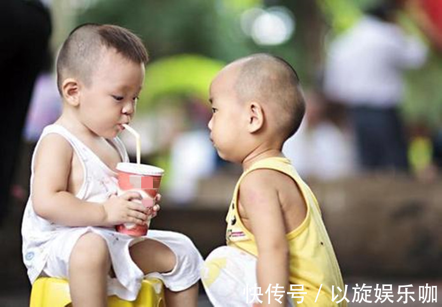 差距|双胞胎哥哥“每天一杯牛奶”,弟弟“从不喝牛奶”,3大差距明显