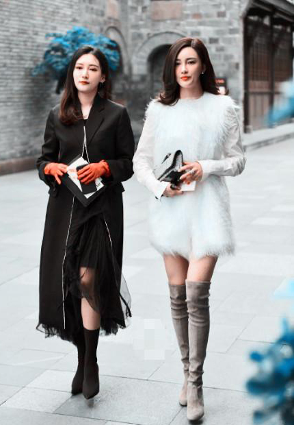 街拍:小美女黑色的穿搭风格,凸显出美女的优雅气质,真养眼