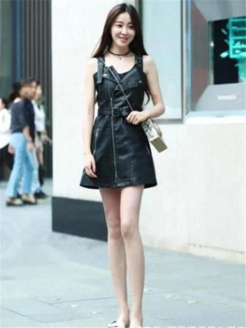 美女|长发披肩的美女,身材苗条有致,好像美腿也太细了